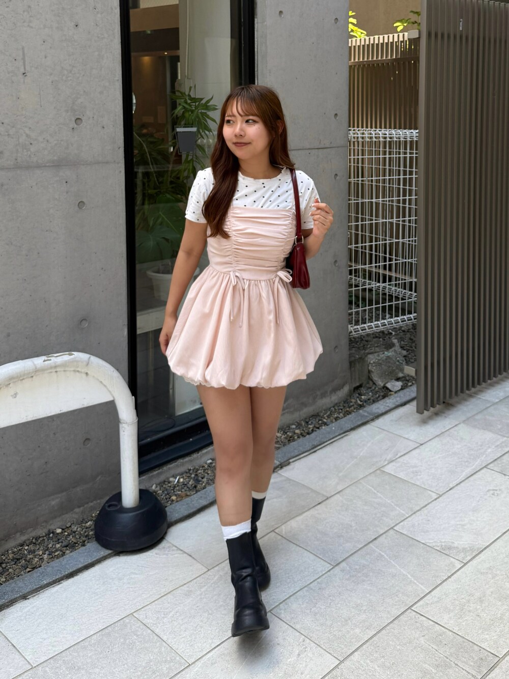 ピンク系のシャツ/ブラウスを着用したレディースの夏コーディネートの1枚目の写真