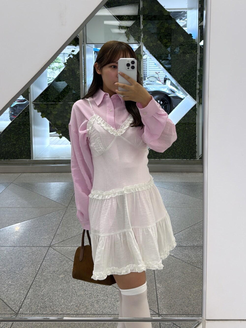 ピンク系のシャツ/ブラウス、ホワイト系のワンピースを着用したレディースの春コーディネートの1枚目の写真