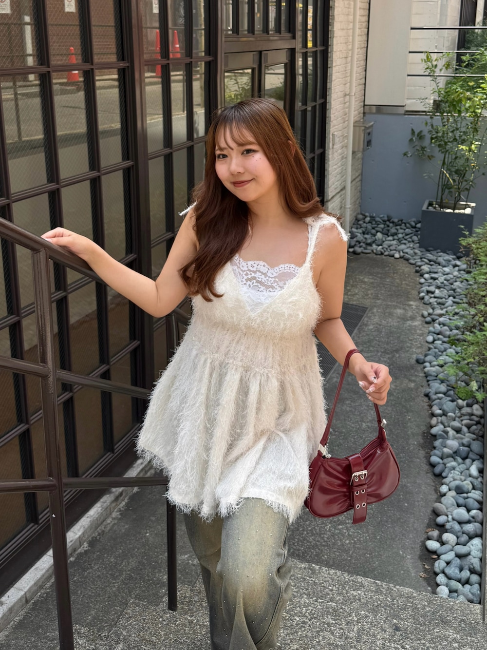 ホワイト系のシャツ/ブラウス、その他のデニムパンツを着用したレディースの夏コーディネートの1枚目の写真