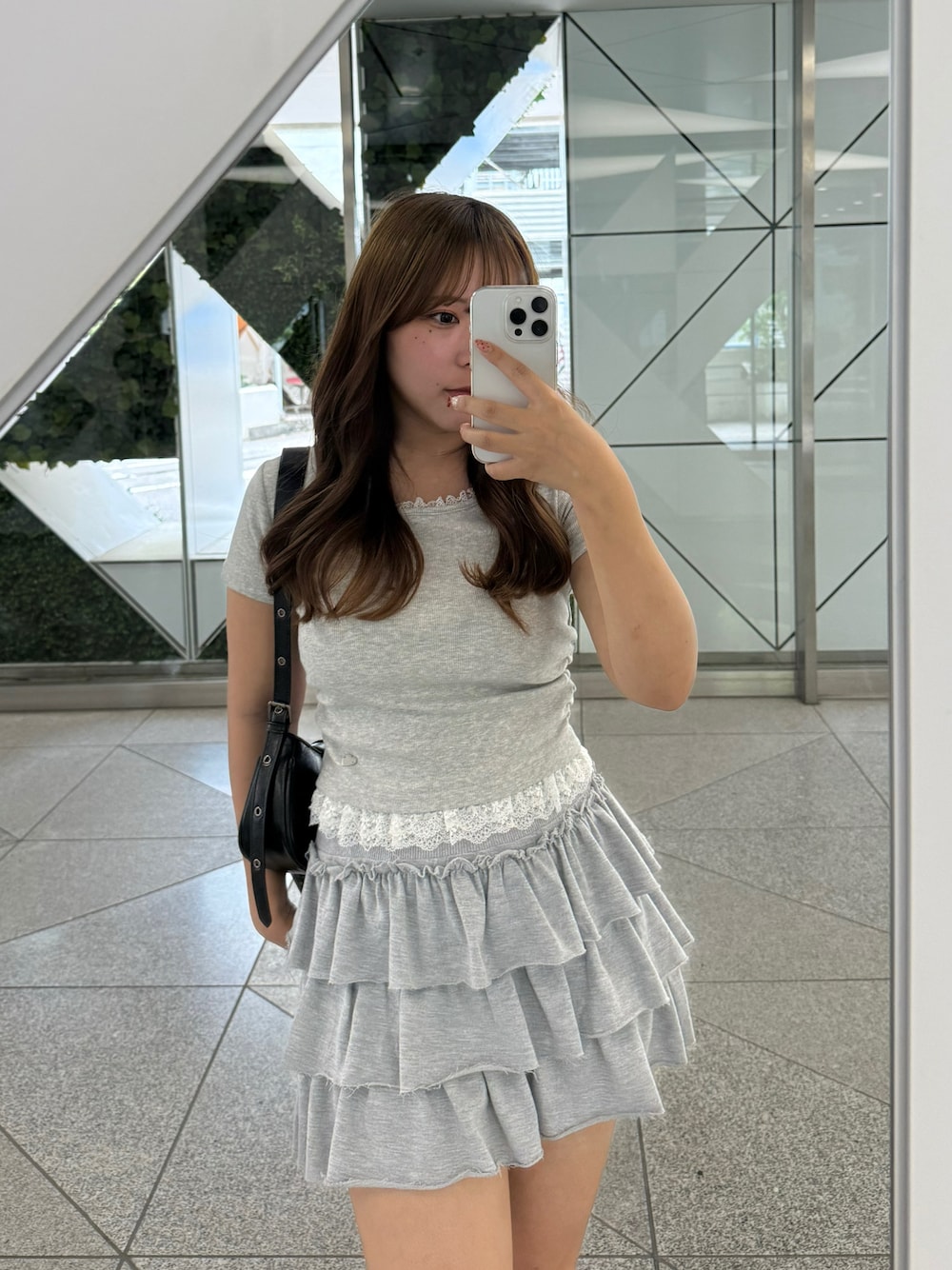 グレー系のTシャツ/カットソーを着用したレディースの春コーディネートの1枚目の写真