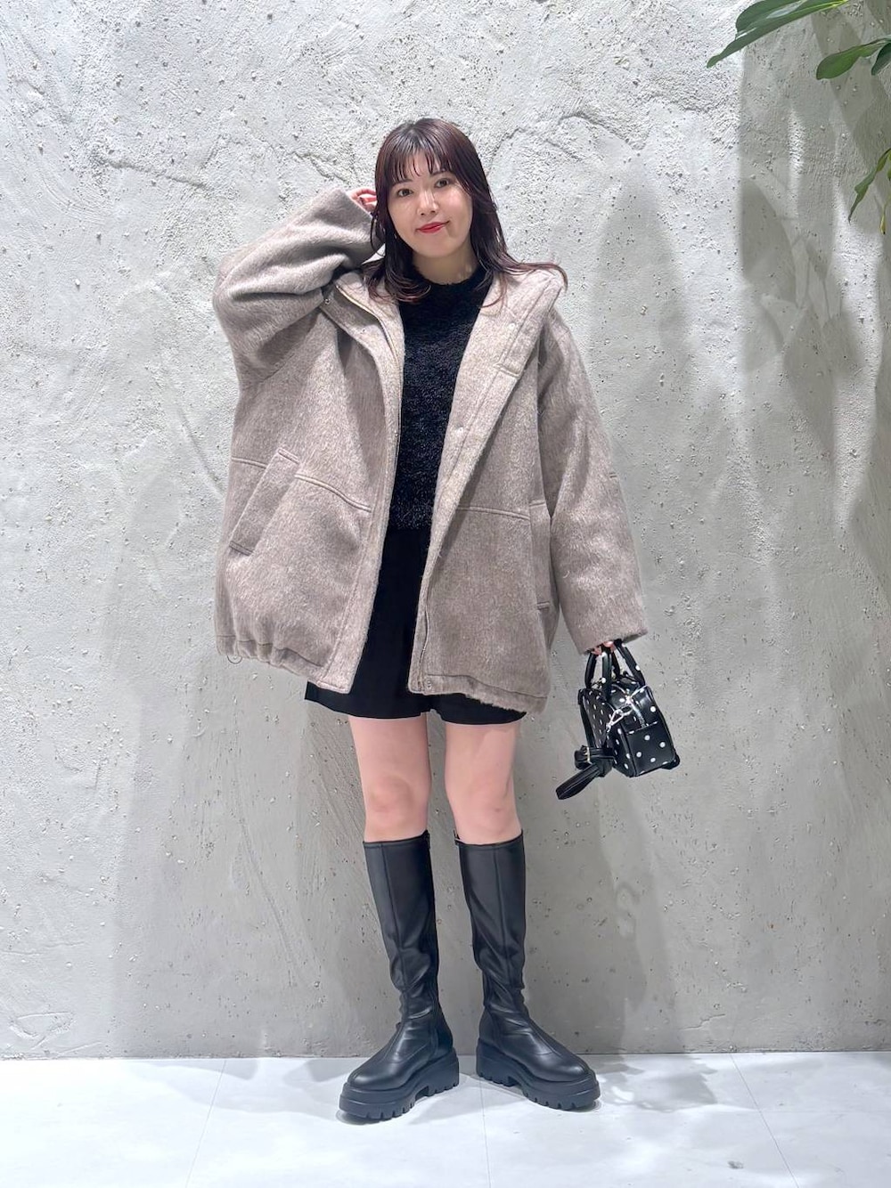 ホワイト系のその他アウター、ブラック系のその他パンツ、ブラック系のブーツを着用したレディースの冬コーディネートの1枚目の写真