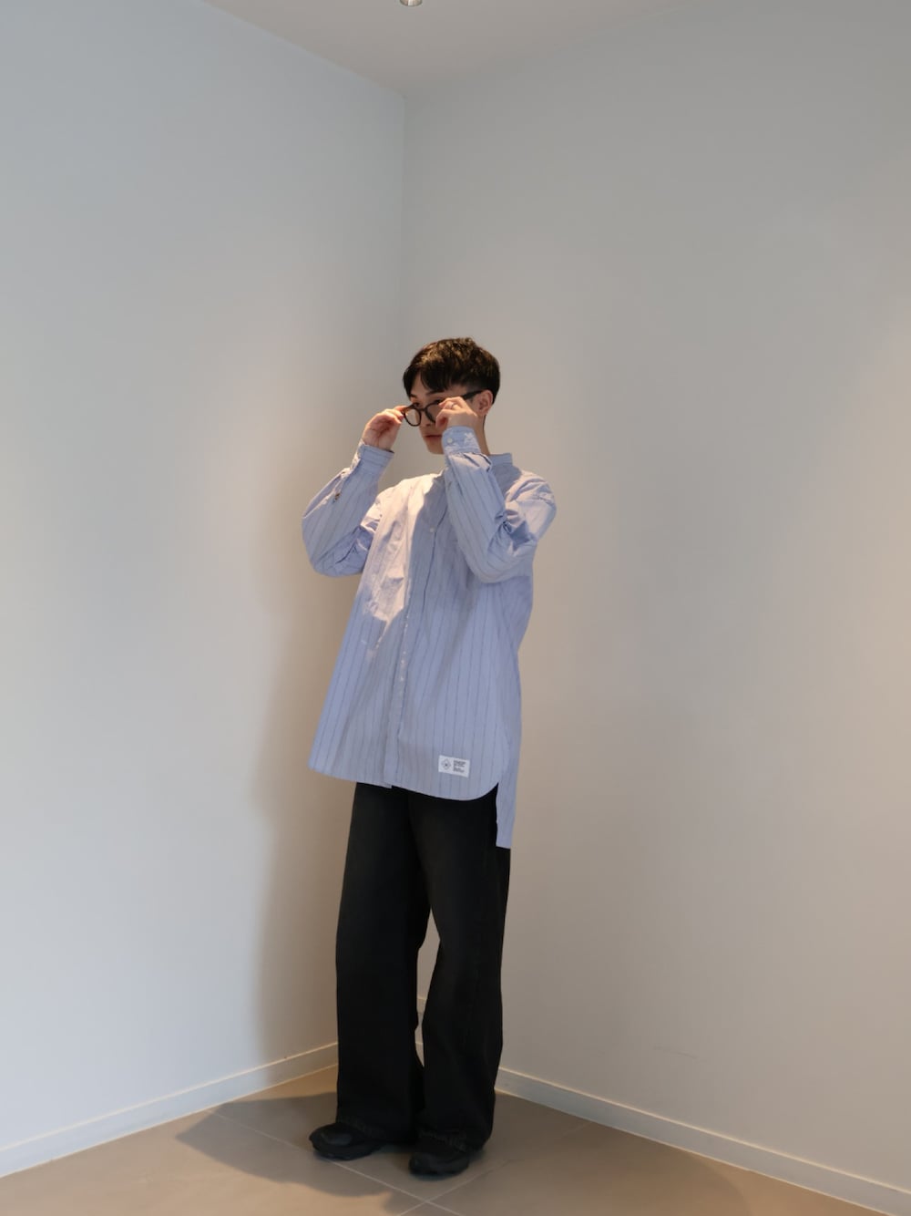 「ストライプシャツ、白Tシャツ、休日コーデ、シンプルスタイル、きれいめカジュアル、休日スタイル、ストライプ、デートコーデ、キレイめ、シャツスタイル、初夏コーデ、春コーデ、ファッションを楽しもう、おしゃれさんと繋がりたい、お洒落さんとつながりたい」｜「GLOBAL WORKのアイテム（シャツ/ブラウス、ブルー系）」を使った、伊勢ゆうたさん（メンズ・172cm）の夏コーディネートの1枚目の写真