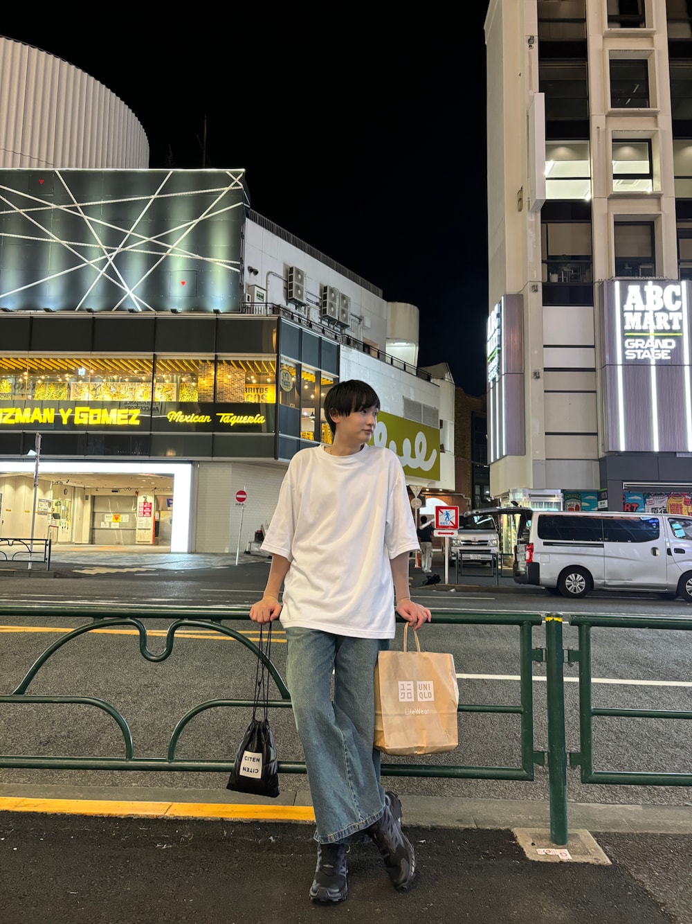 「レイヤードスタイル、夏だ！Tシャツ着よう！、シンプル、シンプルスタイル、スニーカー、プチプラ、お洒落さんとつながりたい、UNIQLO、SALOMON、LILL、休日スタイル、デニム、CTHY、CLEL、CITEN」｜「UNIQLOのエアリズムコットンオーバーサイズTシャツ（5分袖）（Tシャツ/カットソー、ホワイト系）」を使った、伊勢ゆうたさん（メンズ・172cm）の夏コーディネートの1枚目の写真