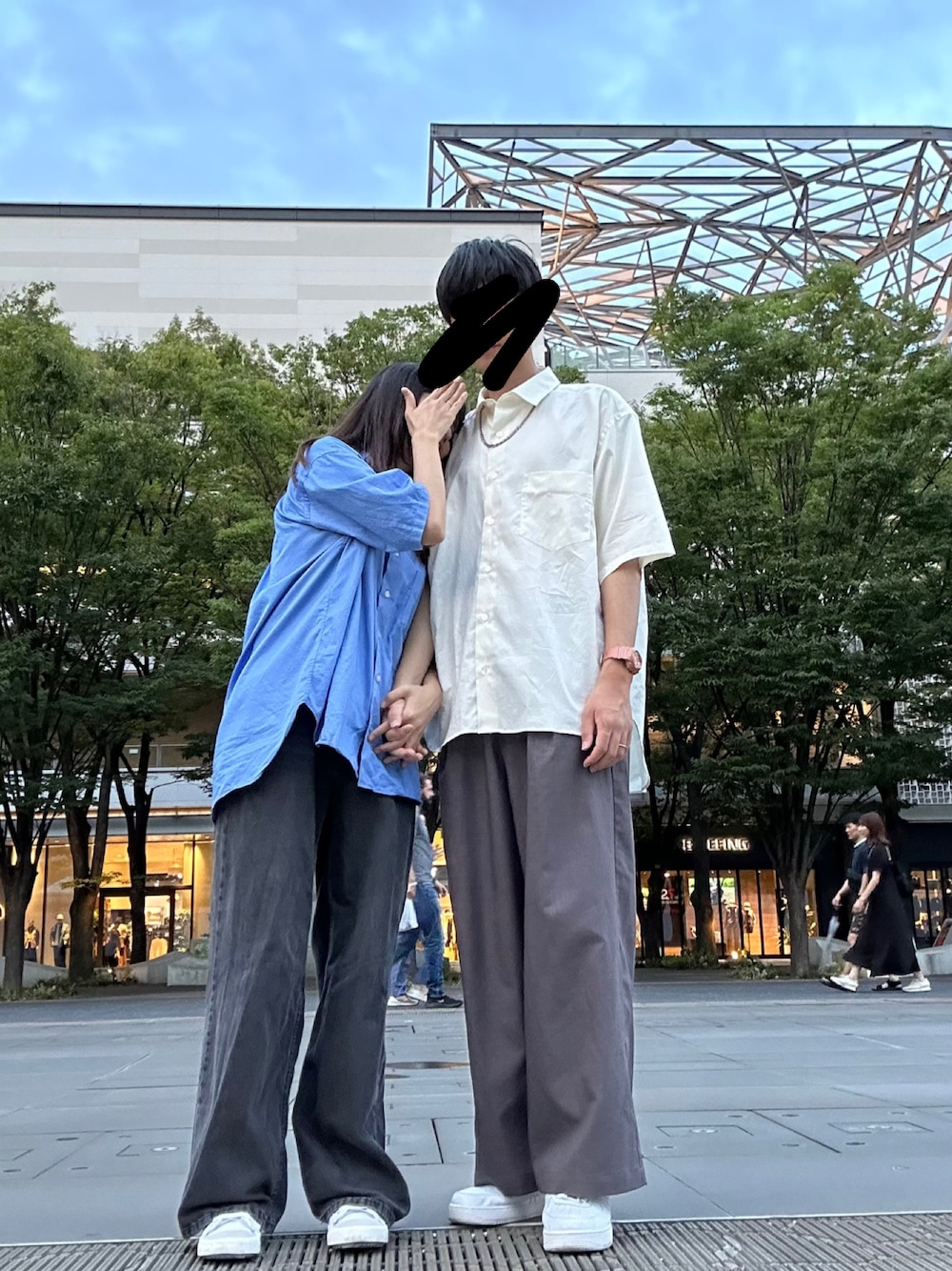 「シャツコーデ、みなとみらい、休日コーデ、いいね、save、フォローお願いします🤑、おしゃれさんと繋がりたい、キレイめ、白スニーカー、デート、デートコーデ、カップルコーデ、ペアルック、ナイキ、BRICK&SONS、H&M、remer」｜「H&Mのアイテム（デニムパンツ、グレー系）」を使った、伊勢ゆうたさん（メンズ・174cm）の夏コーディネートの1枚目の写真