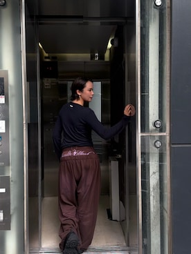「Knuth Marf（クヌースマーフ）のdouble-layer sweatpants(unisex)（スウェットパンツ、ブラウン系）」を使った、Knuth Marfさん（レディース・159cm）の夏コーディネート