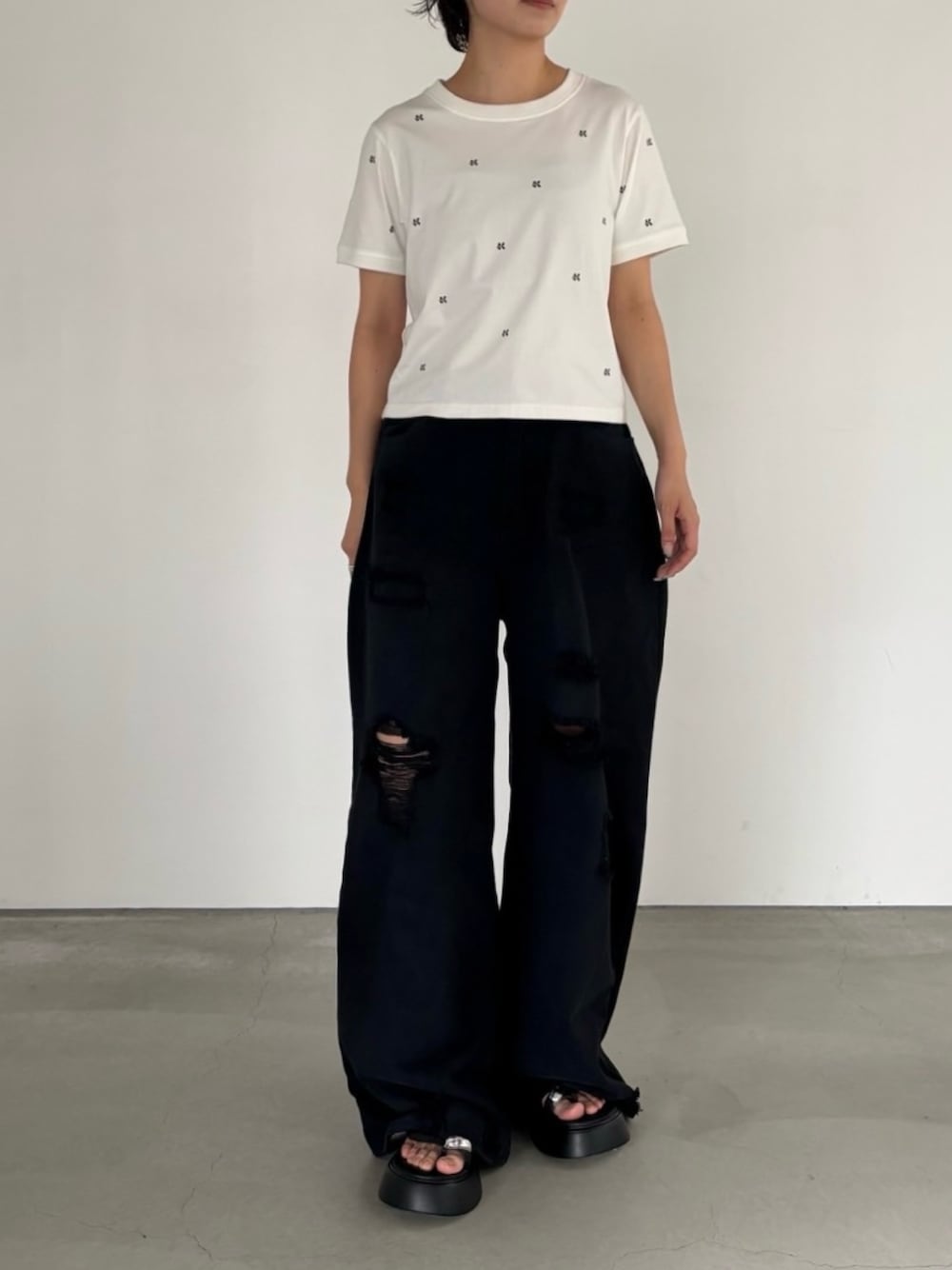 「Knuth MarfのK motif mini T shirt（Tシャツ/カットソー、ホワイト系）」を使った、Knuth Marfさん（レディース・153cm）の夏コーディネートの1枚目の写真