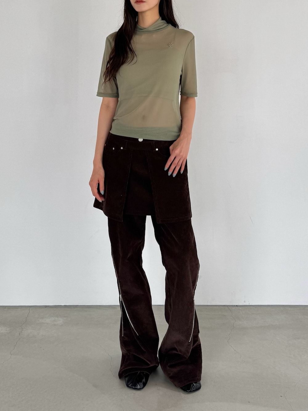「Knuth MarfのK motif sheer tops（Tシャツ/カットソー、グリーン系）」を使った、Knuth Marfさん（レディース・158cm）の夏コーディネートの1枚目の写真