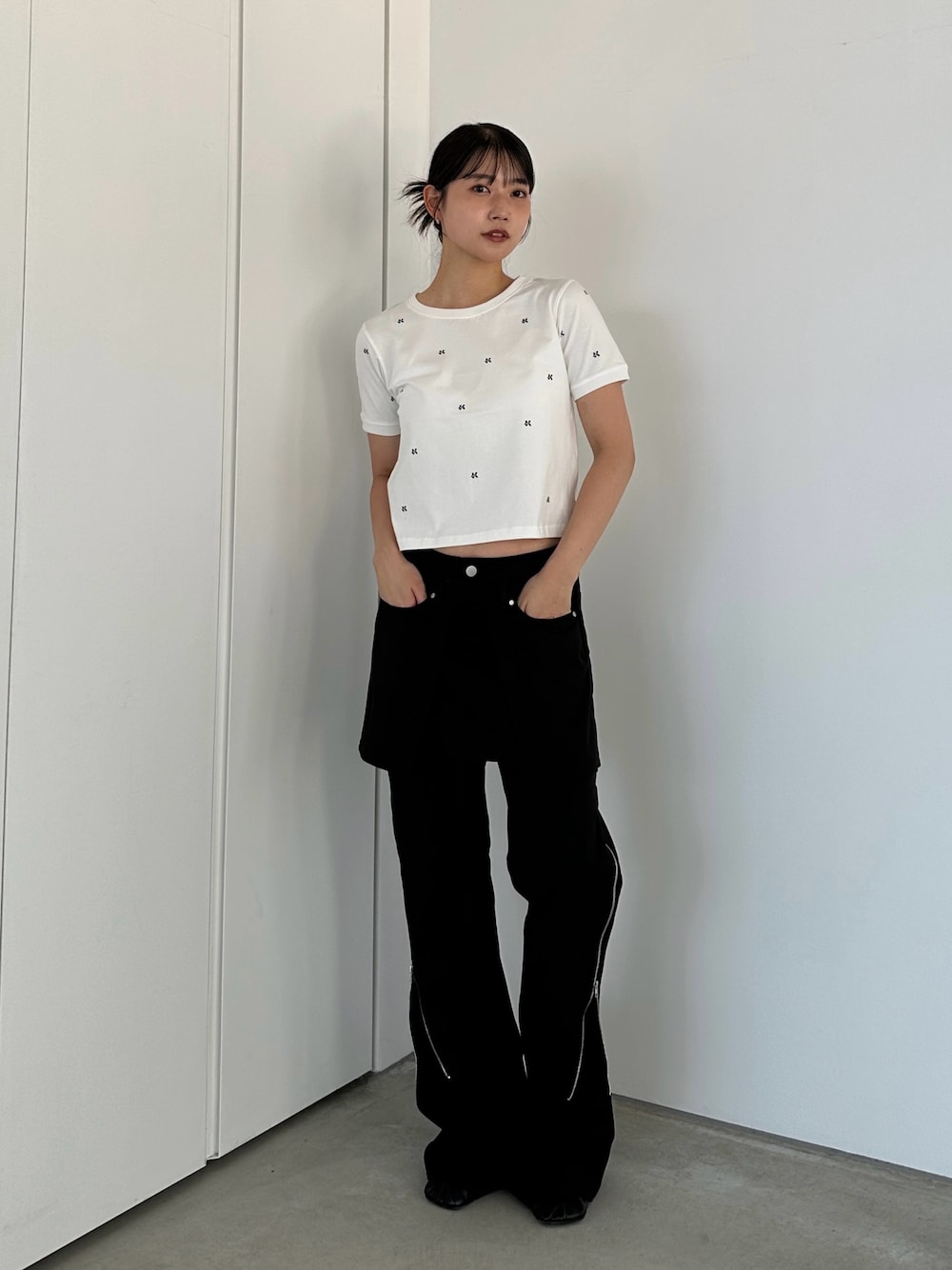 「Knuth Marfの2piece zip flare pants（その他パンツ、ブラック系）」を使った、Knuth Marfさん（レディース・160cm）の夏コーディネートの1枚目の写真