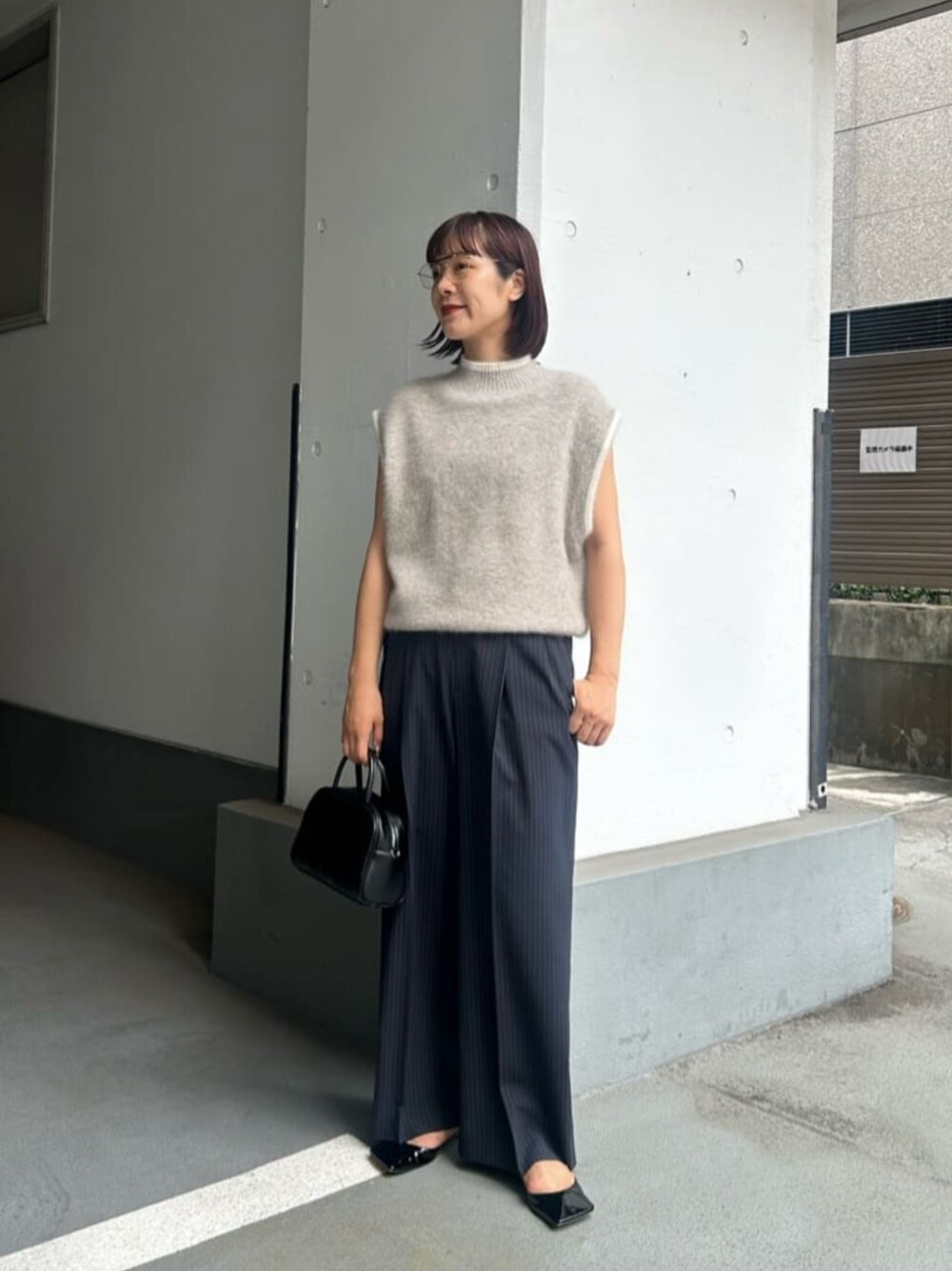 その他のベスト、その他のその他パンツ、ブラック系のボストンバッグを着用したレディースの夏コーディネートの1枚目の写真