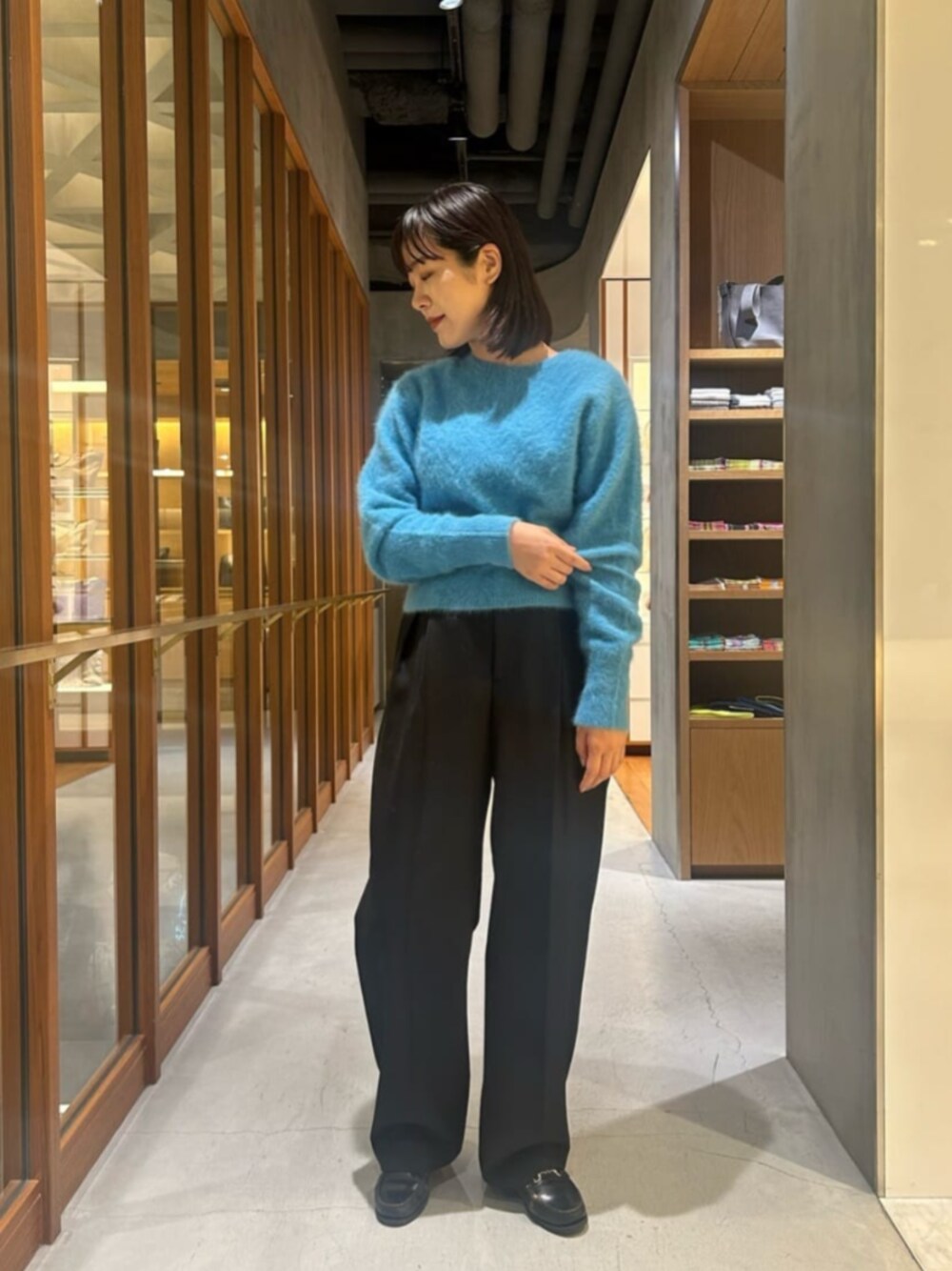 ブルー系のカーディガン/ボレロ、ブラック系のその他パンツを着用したレディースの冬コーディネートの1枚目の写真