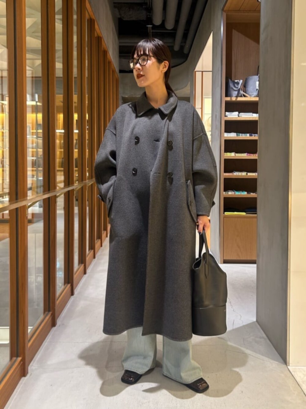 グレー系のその他アウター、ブラック系のTシャツ/カットソーを着用したレディースの冬コーディネートの1枚目の写真