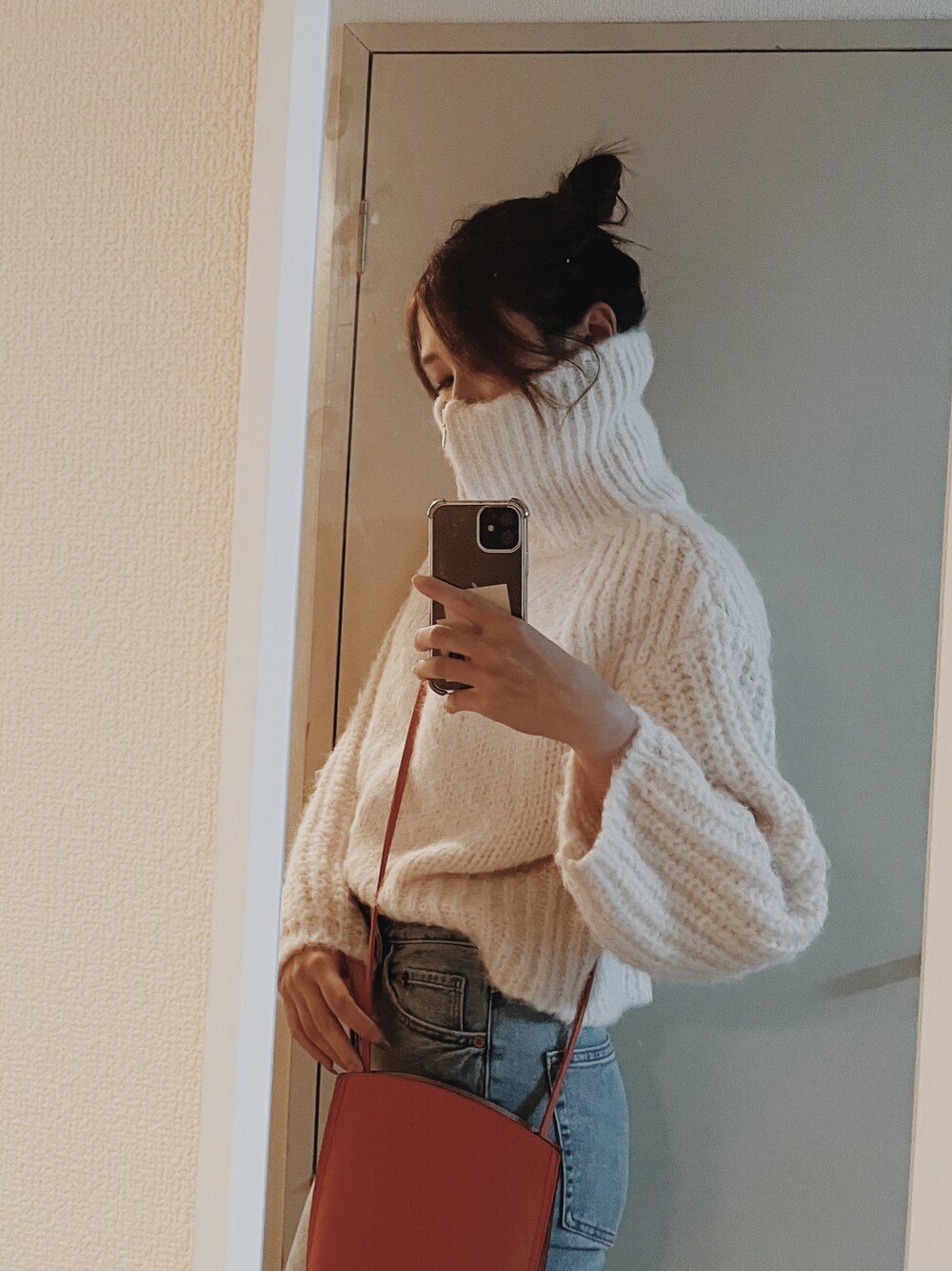 「カジュアルコーデ、休日コーデ、オトナカジュアル、ootd、ホワイトコーデ、ZARA」｜「ZARAのアイテム（バッグ、オレンジ系）」を使った、aiainさん（レディース・169cm）の冬コーディネートの1枚目の写真