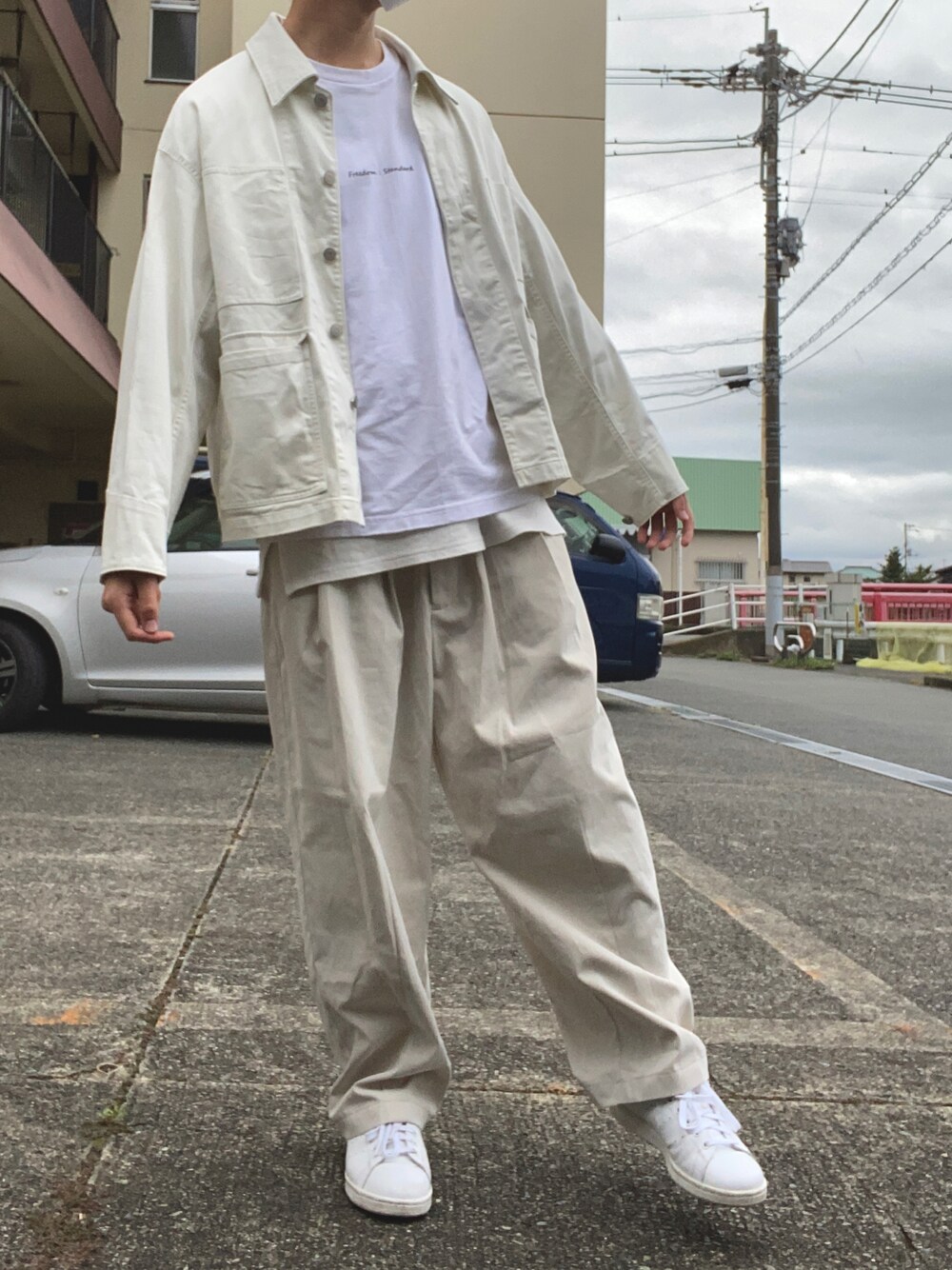 「秋服、セットアップ風、シンプルコーデ、休日スタイル、大学生」｜「remerのloose wide ankle PT/ ルーズワイドアンクルパンツ（その他パンツ、ホワイト系）」を使った、cryさん（メンズ・175cm）の秋コーディネートの1枚目の写真