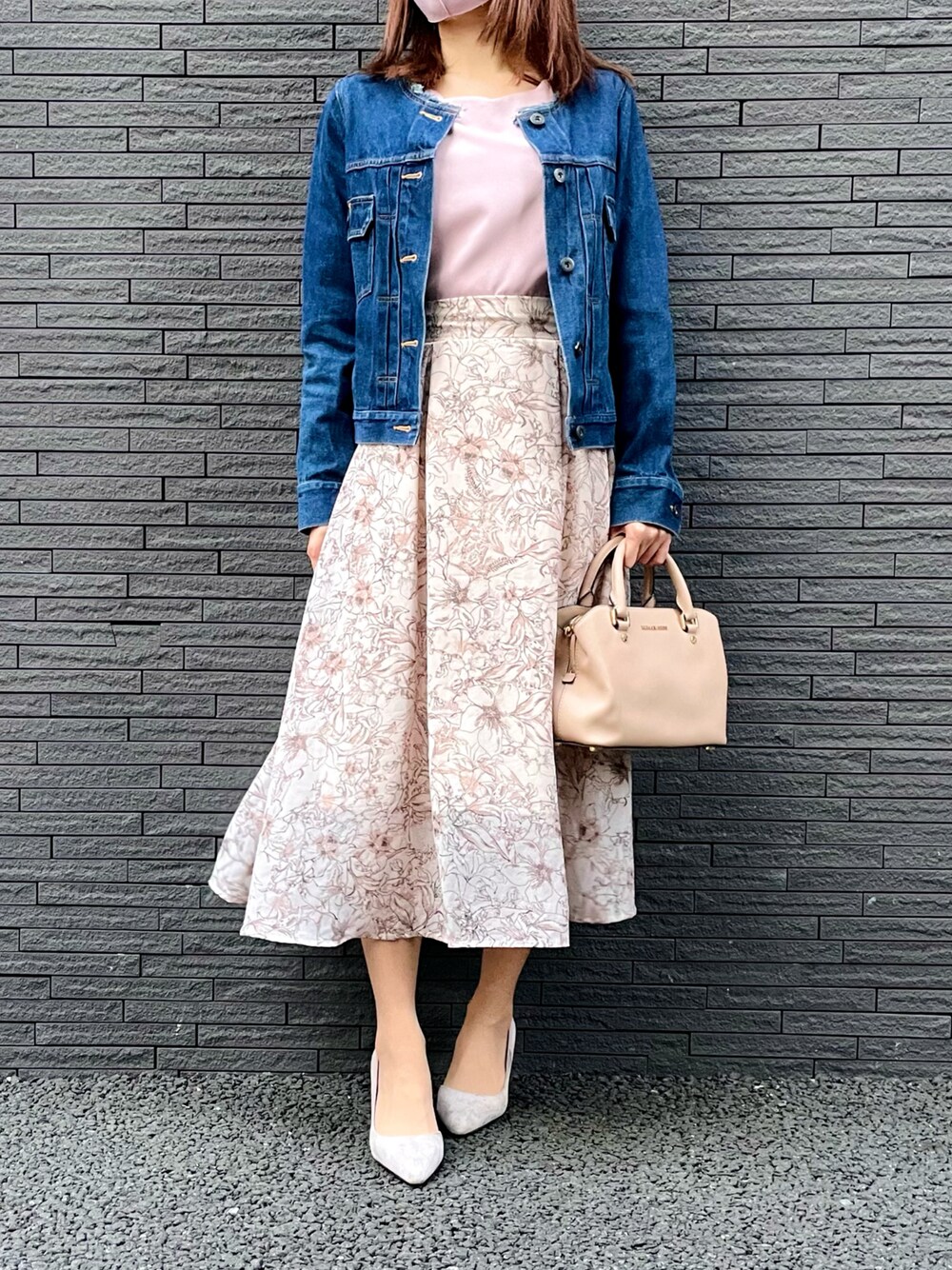 「デニムジャケット、ジージャン、花柄スカート、フレアスカート、ピンクコーデ、きれいめカジュアル、春コーデ、春服、デート」｜「GRLのアイテム（Tシャツ/カットソー、ピンク系）」を使った、naaさん（レディース・152cm）の春コーディネートの1枚目の写真
