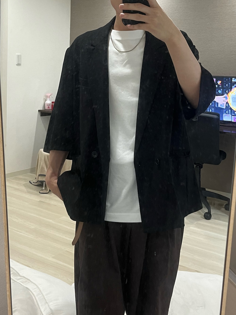 ホワイト系のTシャツ/カットソー、ブラック系のテーラードジャケット、ブラウン系のスラックスを着用したメンズの夏コーディネートの1枚目の写真