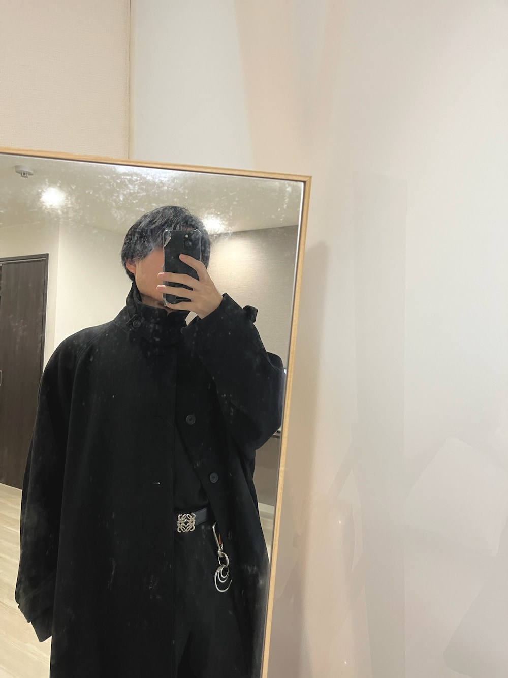 「冬を彩る色いろコーデ、冬コーデ、プチプラ、プチプラコーデ、LOEWE、Hender Scheme、GU、GUコーデ、remer、大人コーデ、きれいめカジュアル、カジュアルコーデ、デート、デートコーデ、シンプルコーデ」｜「remerのloose balcollar over coat / ルーズバルカラーオーバーコート（ステンカラーコート、ブラック系）」を使った、yuuukeyさん（メンズ・164cm）の冬コーディネートの1枚目の写真