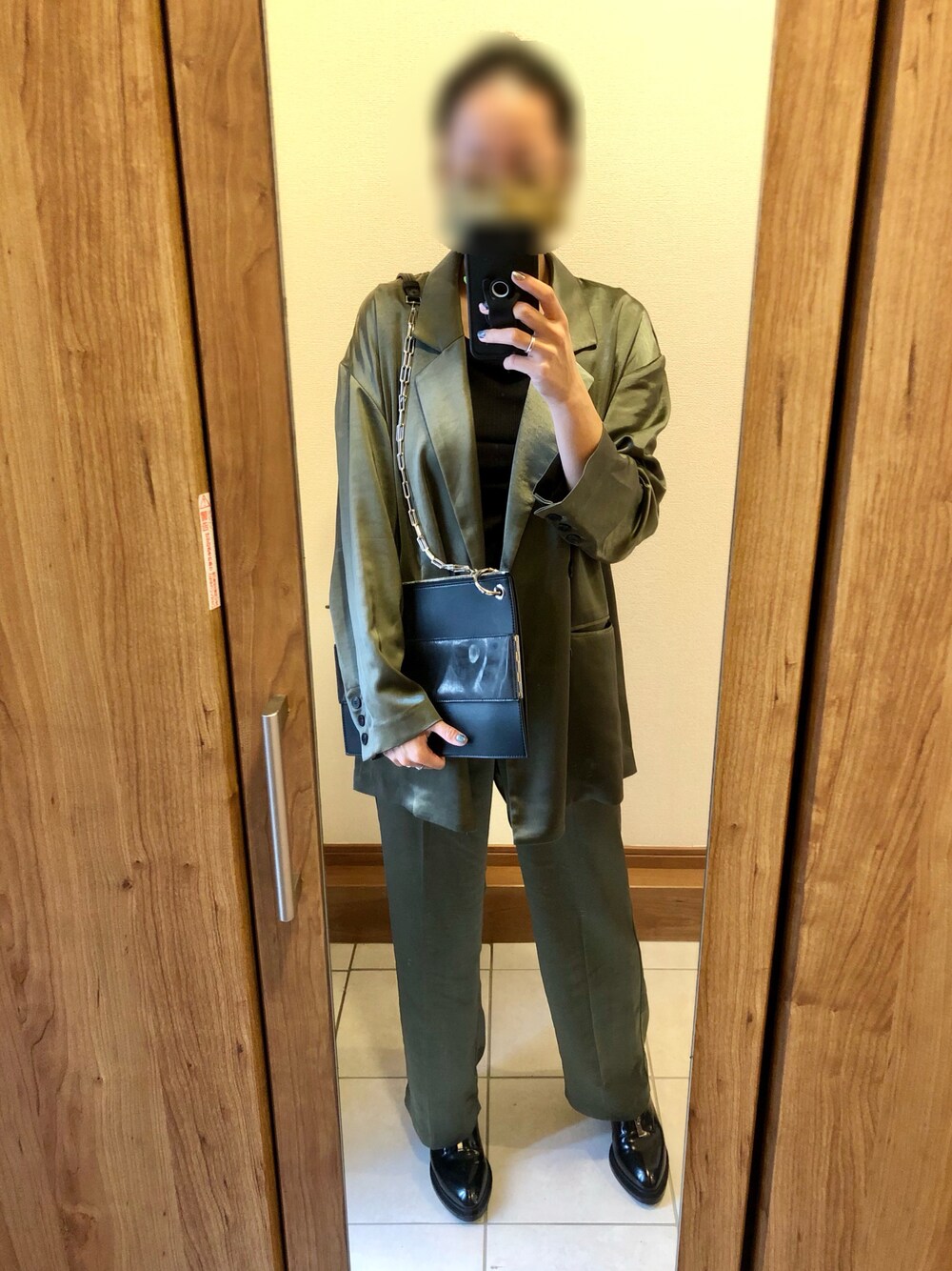 グリーン系のその他アウター、グリーン系のその他パンツ、ブラック系のドレスシューズを着用したレディースの秋コーディネートの1枚目の写真