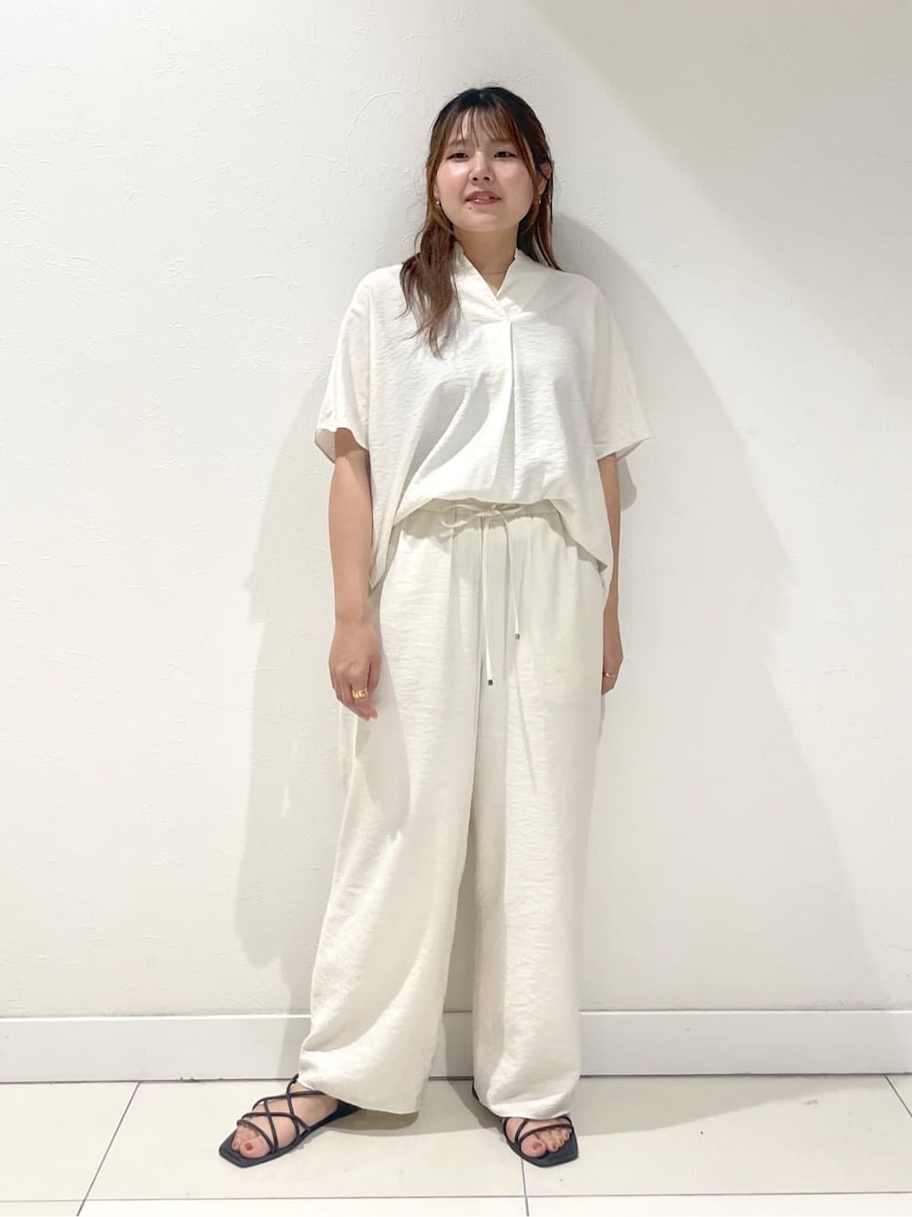 ホワイト系のシャツ/ブラウス、ホワイト系のその他パンツを着用したレディースの夏コーディネートの1枚目の写真