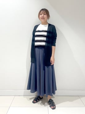 「INDIVI（インディヴィ）の【洗える／和紙混素材】ドライタッチニットカーディガン（カーディガン/ボレロ、ブラック系）」を使った、YUUKIさん（レディース・157cm）の夏コーディネート