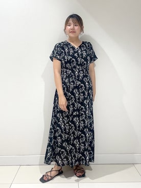 「INDIVI（インディヴィ）の【モノトーン小花柄】フィット＆フレア エアリーワンピース（ワンピース、ブラック系）」を使った、YUUKIさん（レディース・157cm）の夏コーディネート