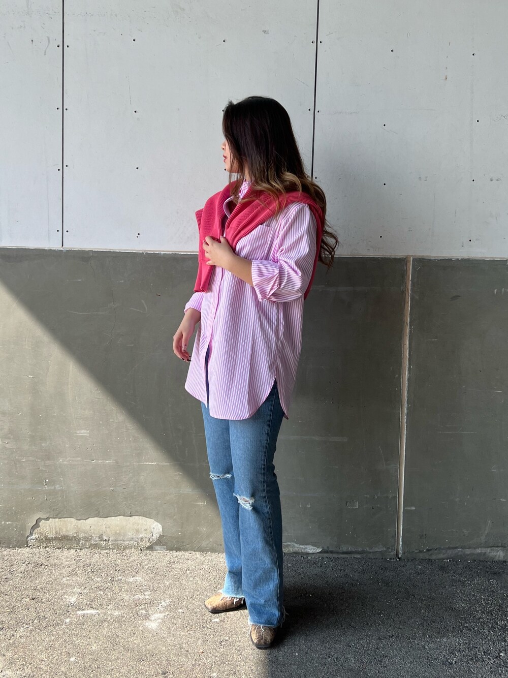 グリーン系のシャツ/ブラウス、ピンク系のカーディガン/ボレロ、ブルー系のデニムパンツを着用したレディースの冬コーディネートの2枚目の写真