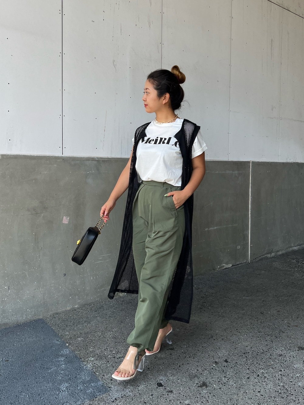 「ロゴT、白Tシャツ、パラシュートパンツ、カーゴパンツ、トレンドコーデ、メッシュワンピ、秋先取りコーデ、秋服準備はじめました、ミニバッグ、秋のコーデ、ビッグシルエット、クリアサンダル、プチプラコーデ、y2k、リバイバル」｜「prose verseの《WEB先行予約》【ヒールの高さが選べる】クリアヒールサンダル（サンダル、ホワイト系）」を使った、ayachanさん（レディース・159cm）の夏コーディネートの1枚目の写真