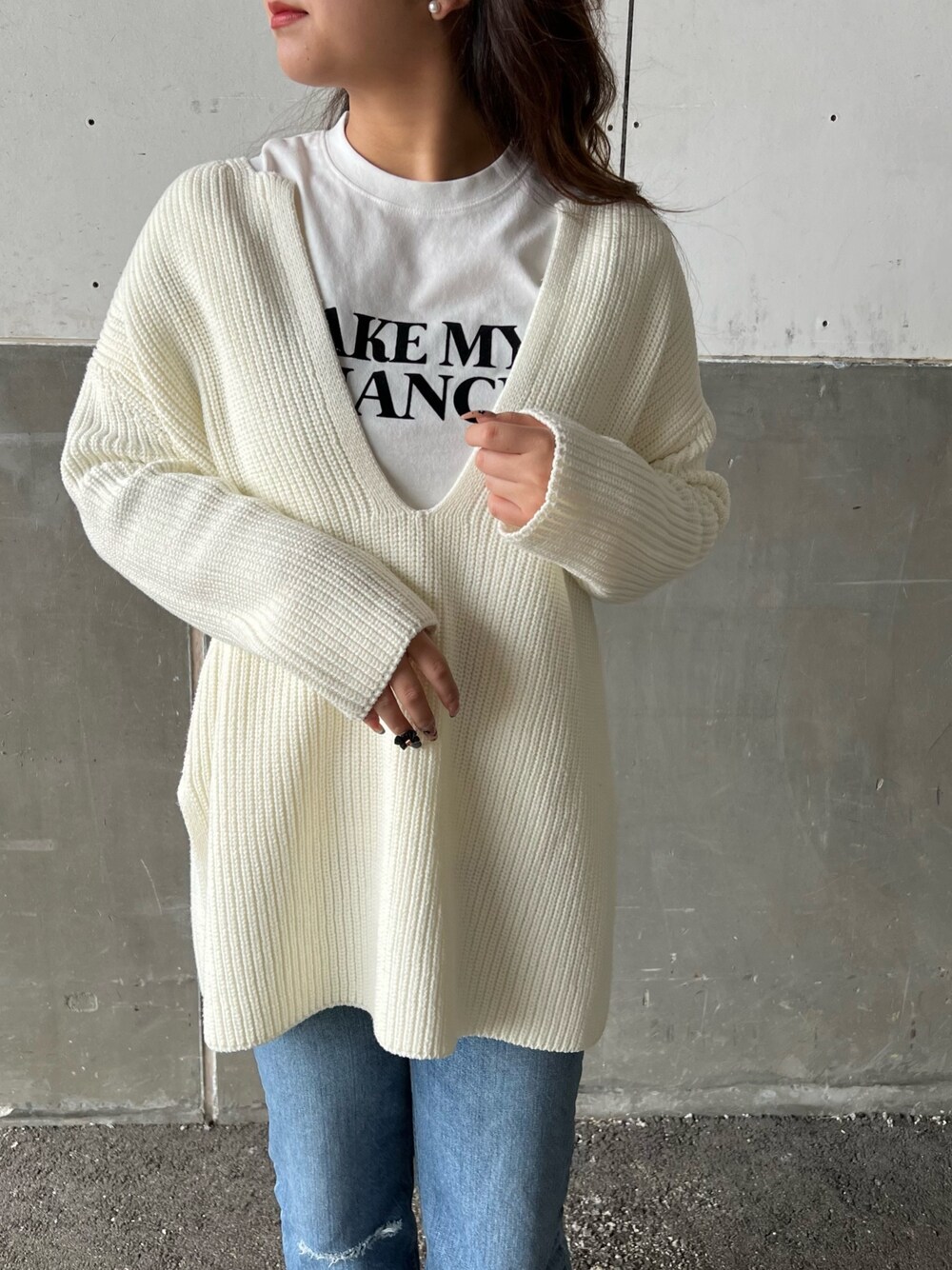 「シンプルコーデ、デニム、春ニット、レイヤードスタイル、大人ガーリー、シーナリー、白ニット、サンダルコーデ、春コーデ、白ニット×デニム、Tシャツ×デニム、Tシャツコーデ、パールピアス、大人かわいい、ワンポイントカラー」｜「prose verseのフロッキープリントレタリングロゴTシャツ（Tシャツ/カットソー、ホワイト系）」を使った、ayachanさん（レディース・159cm）の春コーディネートの2枚目の写真