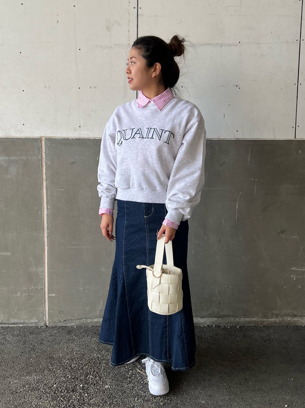 グレー系のスウェット、ブラック系のショルダーバッグ、グリーン系のシャツ/ブラウスを着用したレディースの春コーディネートの2枚目の写真