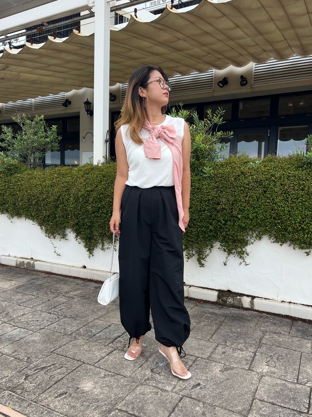 「メガネ女子、プチプラ、秋服準備はじめました、パラシュートパンツ、カーゴパンツ、大人カジュアル、プチプラコーデ、お出かけコーデ、骨格ストレート、ママファッション、たすき掛け、ピンクシャツ、秋コーデ、トレンドコーデ、2022AW」｜「prose verseの《WEB先行予約》【ヒールの高さが選べる】クリアヒールサンダル（サンダル、ホワイト系）」を使った、ayachanさん（レディース・159cm）の夏コーディネートの1枚目の写真