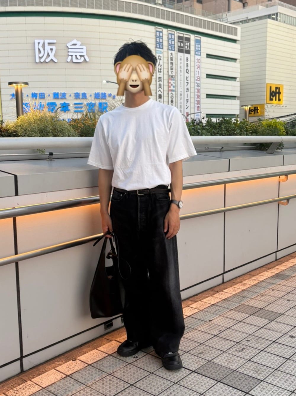 ブラック系のデニムパンツ、ブラウン系のスラックス、ブラック系のスニーカーを着用したメンズの秋コーディネートの1枚目の写真