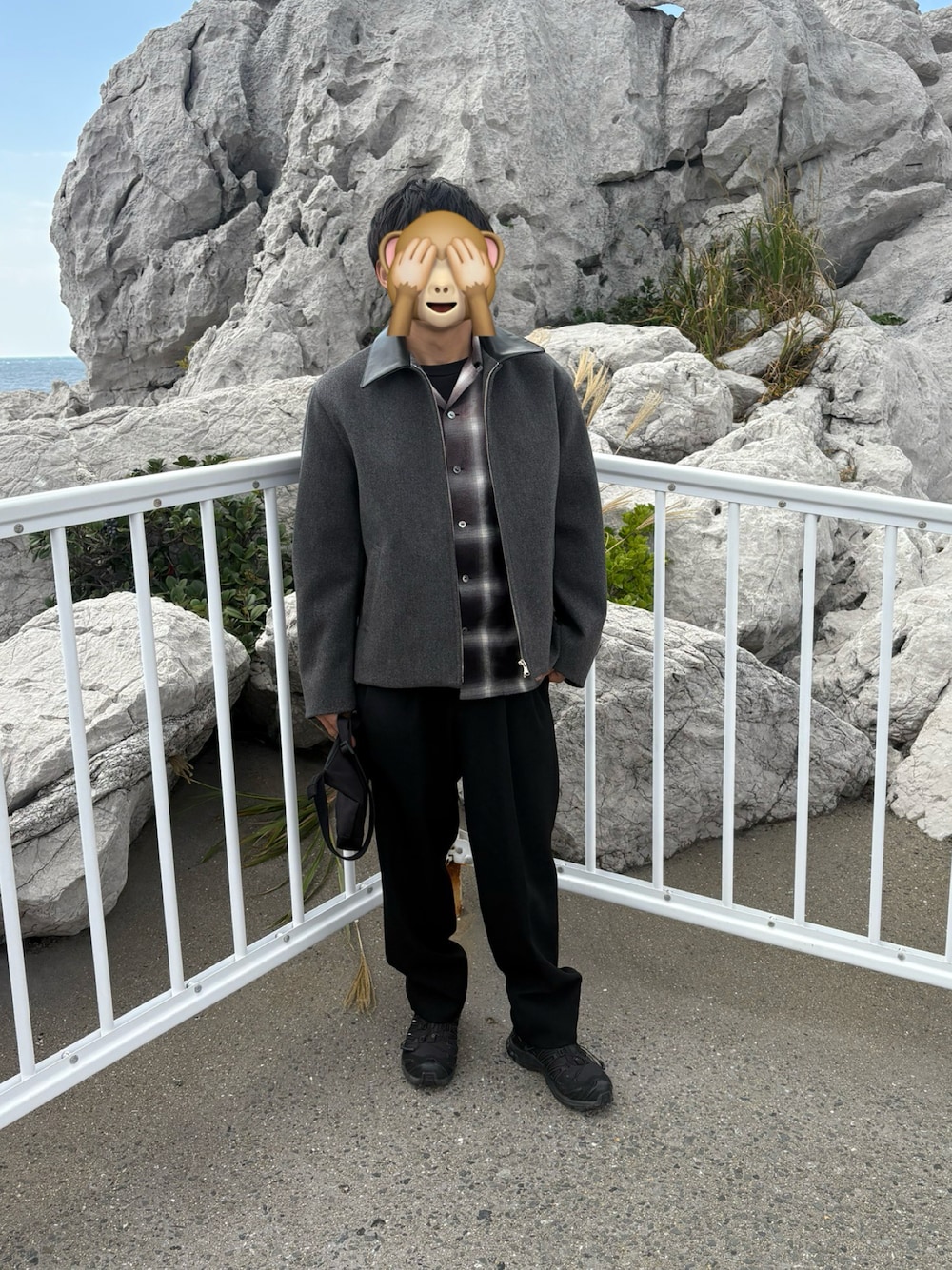 ブラック系のスラックス、ブラック系のスニーカー、グレー系のブルゾンを着用したメンズの秋コーディネートの1枚目の写真