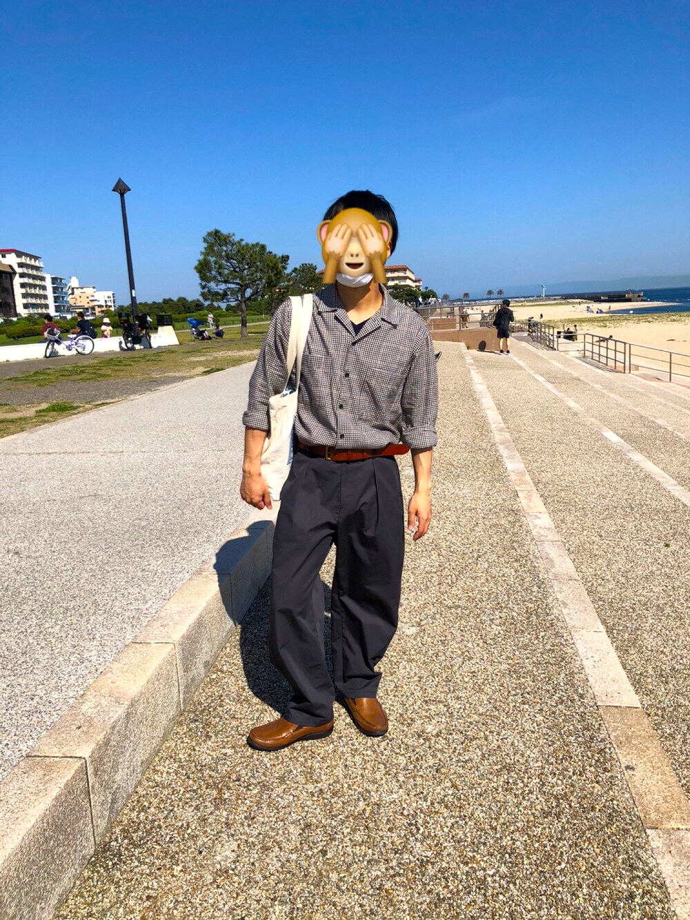 「きれいめカジュアル、春夏コーデ、低身長、プチプラコーデ、トートバッグ」｜「CIAOPANIC TYPYの30ツイル起毛チェックWポケットシャツ（シャツ/ブラウス、イエロー系）」を使った、kazukingさん（メンズ・163cm）の春コーディネートの1枚目の写真