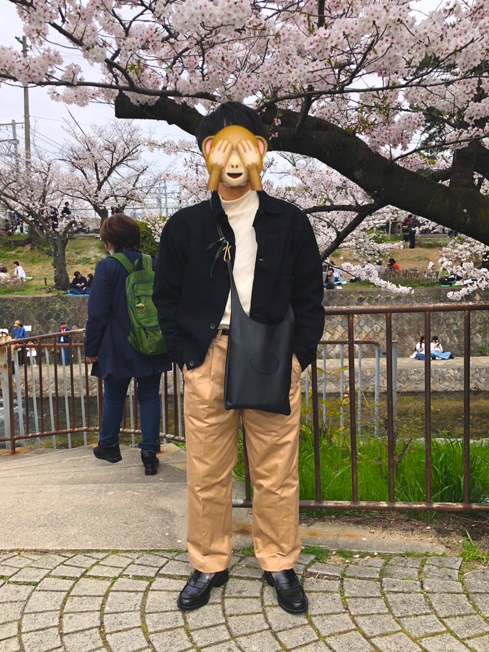 「春のNewスタイル、休日スタイル、春服コーデ、春ファッション、低身長コーデ、ブラック、ショルダーバッグ、ローファー、COMOLI」｜「NEATのアイテム（チノパンツ、ベージュ系）」を使った、kazukingさん（メンズ・163cm）の春コーディネートの1枚目の写真