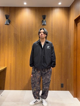 「LOTTO（ロット）のLOTTO　BACK PRINT COACH JACKET（ブルゾン、ブラック系）」を使った、松井 颯真（マツイ ソウマ）さん（メンズ・175cm）の冬コーディネート