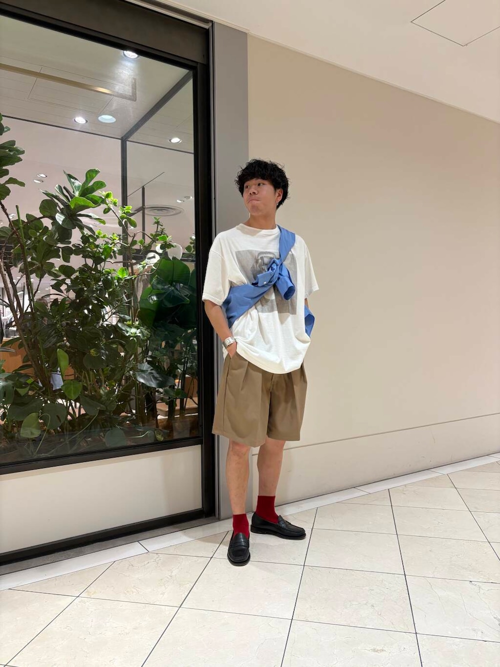 「大人カジュアル、Wrangler、夏コーデ、semoh、トーマスメイソン、ストリートミックス、アートtシャツ、ショーツスタイル、ローファーコーデ、抜け感コーデ、サマーショーツ、上品カジュアル」｜「THOMAS MASONのトーマスメイソンオーバーシャツ（シャツ/ブラウス、ブルー系）」を使った、おいちゃんさん（メンズ・174cm）の春コーディネートの1枚目の写真
