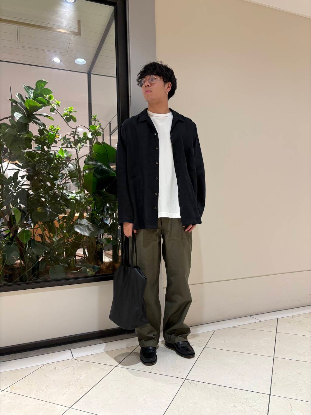 ホワイト系のTシャツ/カットソー、シルバー系のメガネを着用したメンズの春コーディネートの1枚目の写真