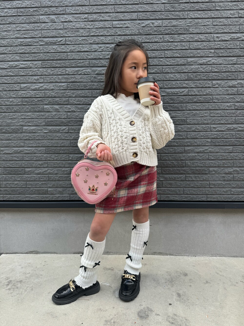 「プチプラ、キッズコーデ、チェックスカート、カフェコーデ、小学生コーデ、スタバ」｜「Samantha Thavasaのアイテム（トートバッグ、ピンク系）」を使った、manoさん（キッズ・110cm）の冬コーディネートの1枚目の写真