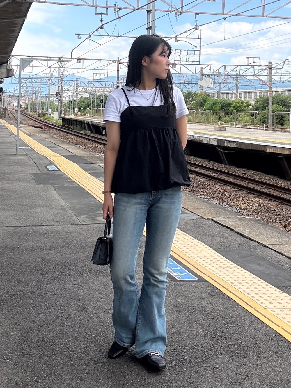 「GU、UNIQLO、クルーネックTシャツ、バルーントップス、キャミビスチェ、バルーン、Ungrid、Ungrid デニム、フレアデニム、ローファー、夏、女子会、デート」｜「Ungridのヴィンテージハイウエストフレアデニム（デニムパンツ、ブルー系）」を使った、mgoomiさん（レディース・155cm）の夏コーディネートの1枚目の写真