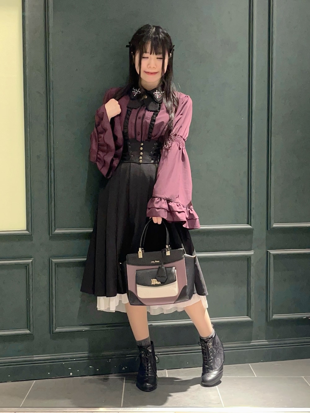 パープル系のシャツ/ブラウス、ブラック系のブーツ、ブラック系のショルダーバッグを着用したレディースの秋コーディネートの1枚目の写真