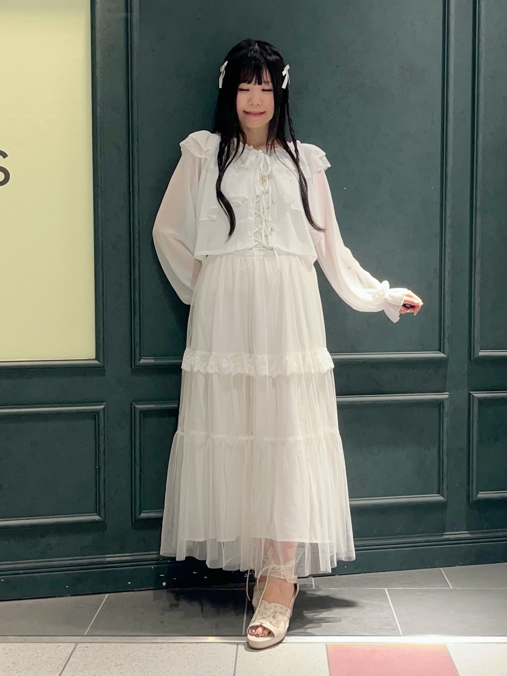 「axes femme、白、白ワンピース、ジャンスカ、ボレロ、オフショル、夏、夏コーデ、サンダル、きれいめ、キレイめ、羽織り、レディース、レディースファッション、低身長」｜「axes femmeのコルセット風編上ジャンスカ（ワンピース、ホワイト系）」を使った、ぁゅゅさん（レディース・154cm）の夏コーディネートの1枚目の写真