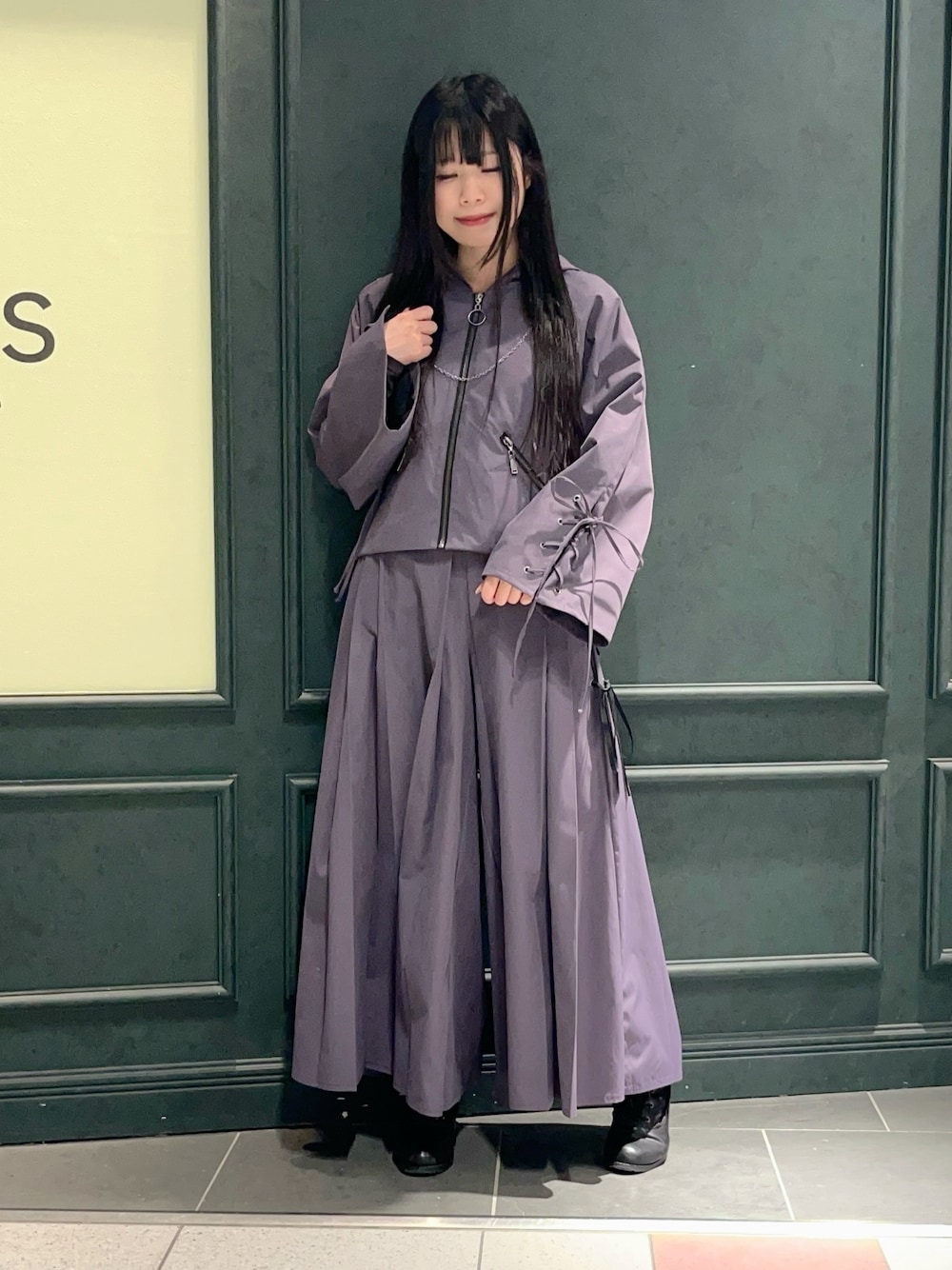 「axes femme、axes femme POETIQUE、パープル、パープルコーデ、モード、モード系、袴、袴パンツ」｜「axes femme POETIQUEのフーディーショートブルゾン（ブルゾン、パープル系）」を使った、ぁゅゅさん（レディース・154cm）の冬コーディネートの1枚目の写真