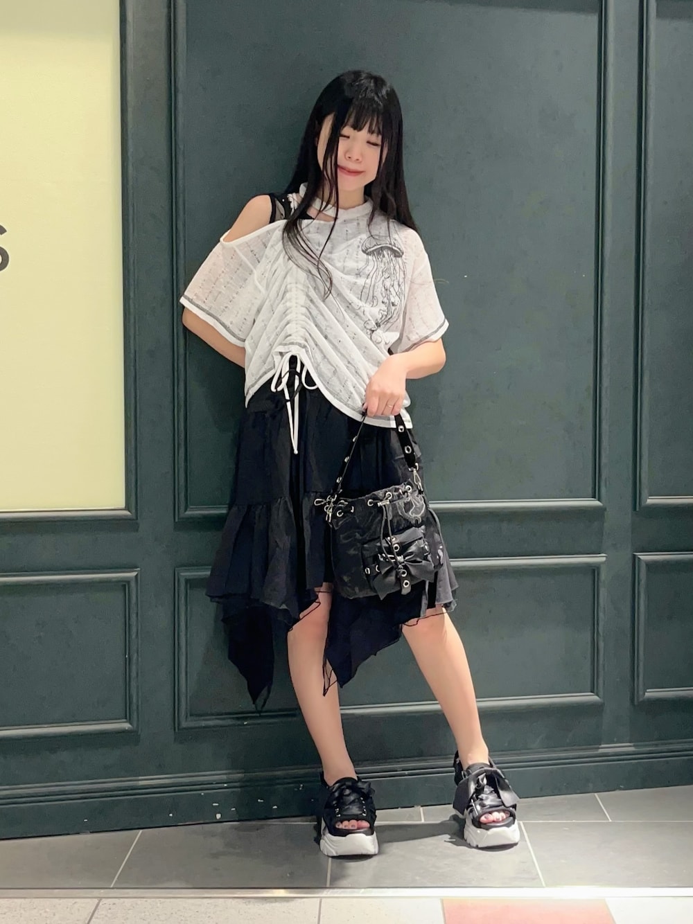「axes femme POETIQUE、夏、夏コーデ、クラゲ、モノトーン、モノトーンコーデ、白黒、キャミワンピ、バッグ、ミニバッグ、低身長、夏ファッション、夏服」｜「axes femme POETIQUEの厚底レースアップスポサン（サンダル、ブラック系）」を使った、ぁゅゅさん（レディース・154cm）の夏コーディネートの1枚目の写真