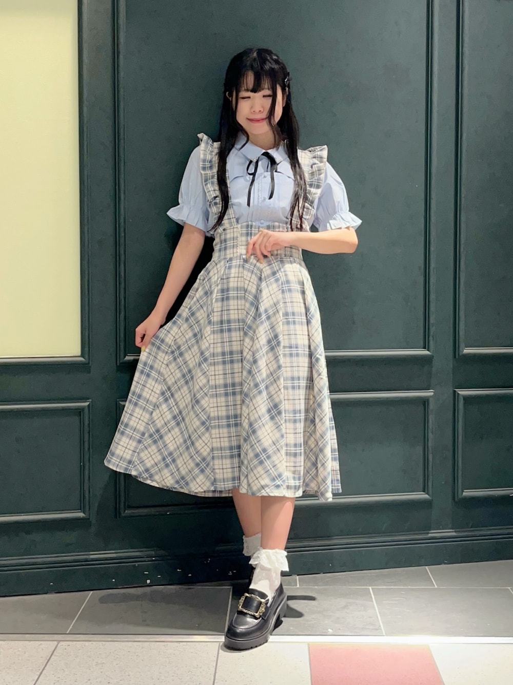 「axes femme POETIQUE、アリス、アリス風コーデ、不思議の国のアリス、サックスブルー、夏、夏コーデ、チェック、チェックスカート、サスペンダースカート、低身長、お出かけコーデ、休日スタイル、淡色コーデ」｜「axes femme POETIQUEのビスケット刺繍レイヤードブラウス（シャツ/ブラウス、ブルー系）」を使った、ぁゅゅさん（レディース・154cm）の夏コーディネートの1枚目の写真