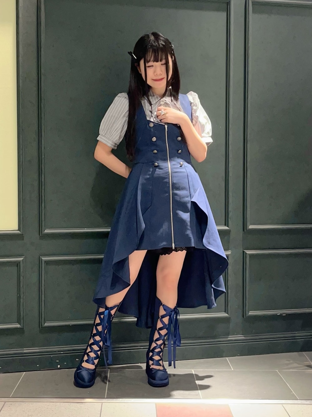 「axes femme POETIQUE、POETIQUE、ネイビー、ベスト、ミニ、ミニワンピ、ロングベスト、レースアップ、クラシカル、低身長、低身長コーデ、参戦服、ジャボブラウス、指輪」｜「axes femme POETIQUEのジャボブローチ付ブラウス（シャツ/ブラウス、グレー系）」を使った、ぁゅゅさん（レディース・154cm）の夏コーディネートの1枚目の写真