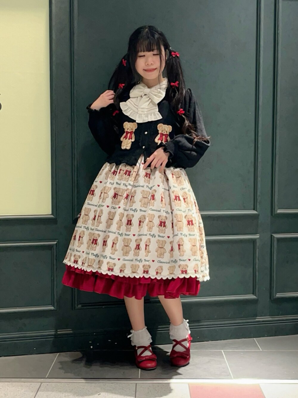 「axes femme、axes femme kawaii、くま柄、秋コーデ、ロリータ、クリスマスコーデ、クリスマスカラー」｜「axes femme kawaiiのフラッフィベアニットカーデ（カーディガン/ボレロ、ブラック系）」を使った、ぁゅゅさん（レディース・154cm）の秋コーディネートの1枚目の写真