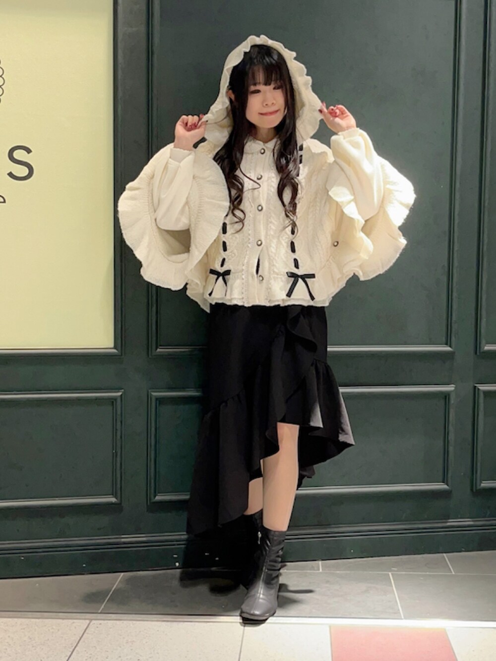 「axes femme POETIQUE、ボア、ニットケープ、ケープ、リボン、ガーリー、アウター」｜「axes femme POETIQUEのガーリー裏ボアニットケープ（ポンチョ、ホワイト系）」を使った、ぁゅゅさん（レディース・154cm）の秋コーディネートの1枚目の写真