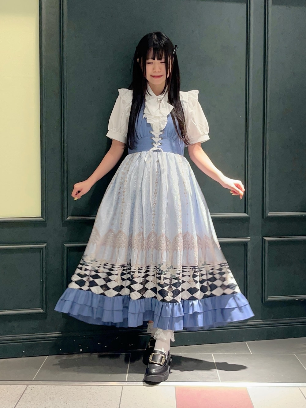 「axes femme POETIQUE、低身長、低身長コーデ、夏、夏コーデ、ホルターネック、ホルターワンピ、ワンピース、ワンピーススタイル、ゴシック、水色、クラシカル、総柄」｜「axes femmeのフロントバックルローファー（ローファー、ブラック系）」を使った、ぁゅゅさん（レディース・154cm）の夏コーディネートの1枚目の写真