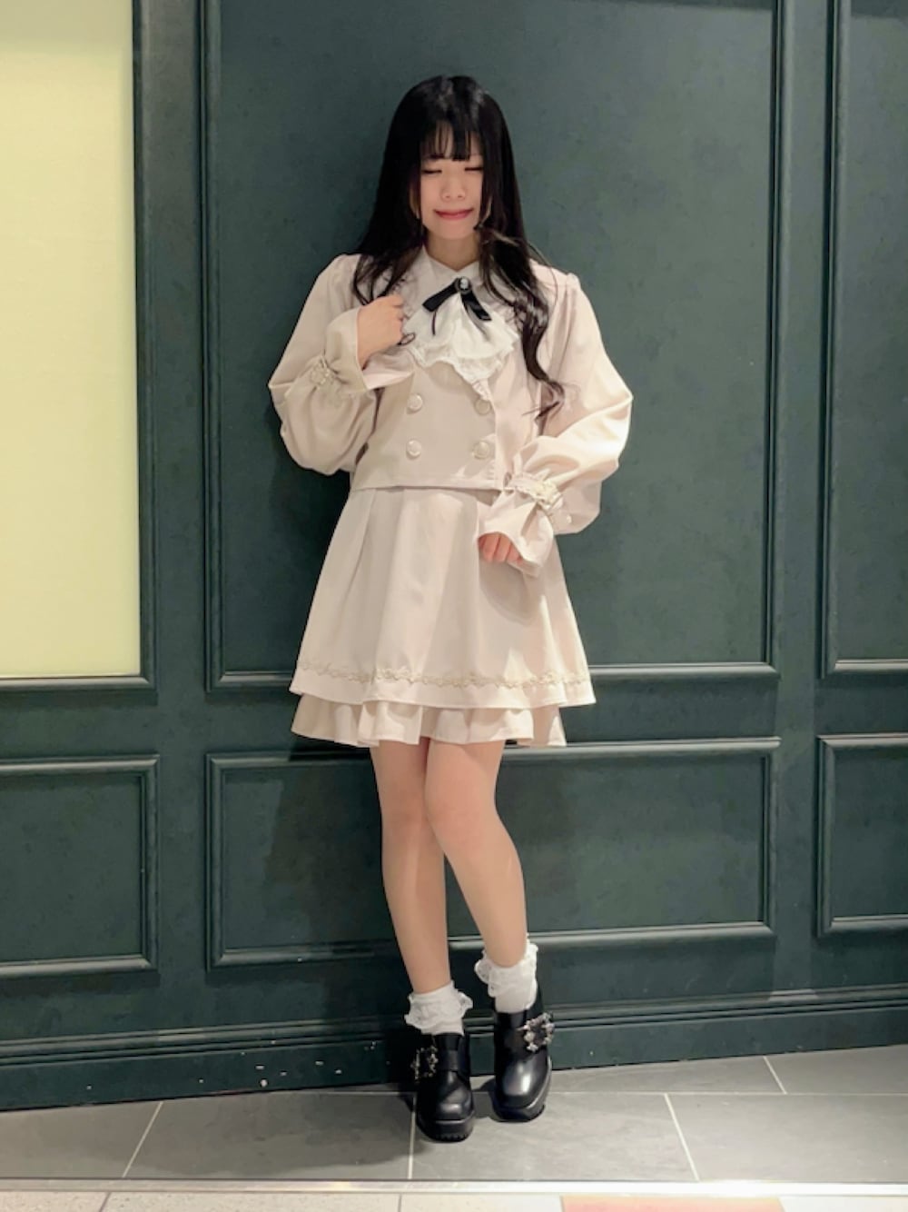 ホワイト系のテーラードジャケット、ホワイト系のシャツ/ブラウス、ホワイト系のスカートを着用したレディースの冬コーディネートの1枚目の写真