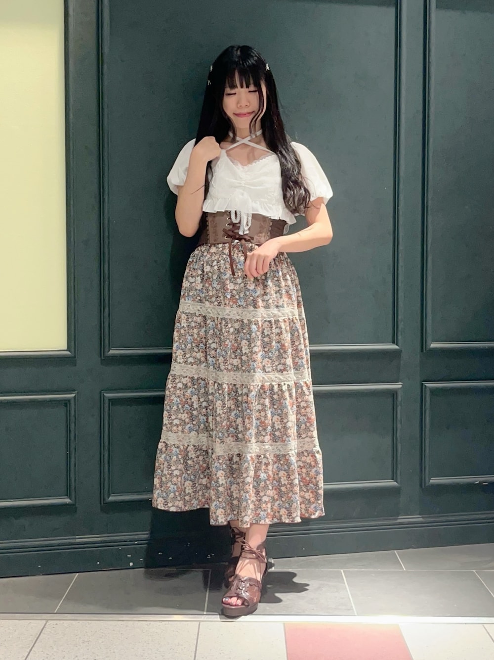 「axes femme、レトロ、森ガール、森ガール風、花柄、花柄スカート、低身長コーデ、低身長、低身長女子、夏、夏コーデ、白ブラウス、ベルト、サンダル、サンダルコーデ」｜「axes femmeのカットワークレースサンダル（サンダル、ブラウン系）」を使った、ぁゅゅさん（レディース・154cm）の夏コーディネートの1枚目の写真