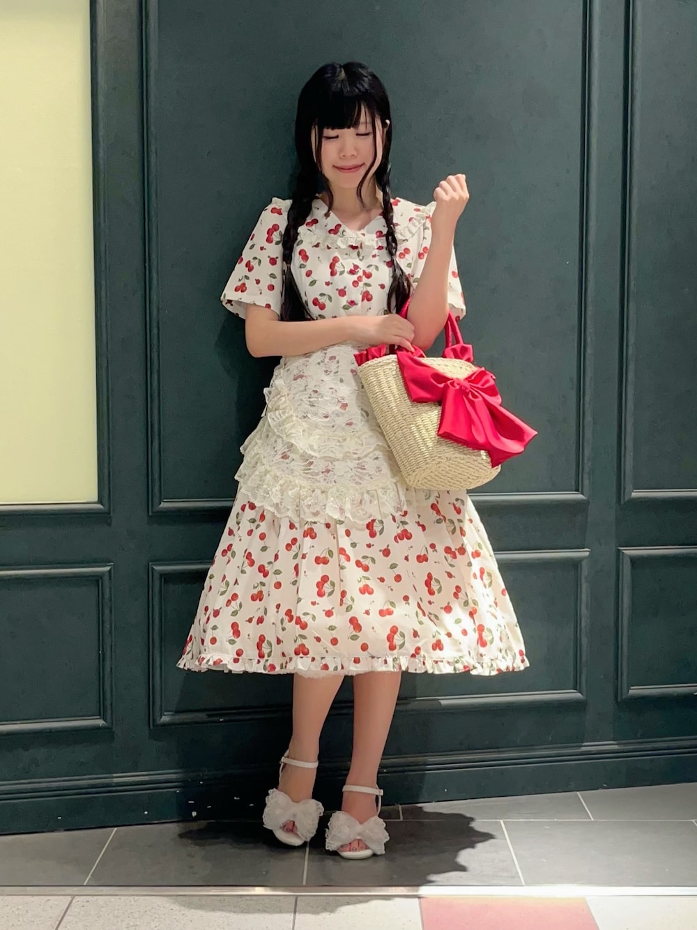 「axes femme、さくらんぼ、さくらんぼ柄、チェリー、セーラー、セーラー襟、セーラーワンピース、夏、夏コーデ、低身長、お出かけコーデ、夏服、かごバッグ、バブーシュカ、エプロン」｜「axes femmeのチェリーローズ柄セーラーワンピース（ワンピース、ホワイト系）」を使った、ぁゅゅさん（レディース・154cm）の夏コーディネートの1枚目の写真